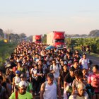 MEX4059. CIUDAD HIDALGO (MÉXICO), 21/07/2024.- Migrantes caminan en caravana por una carretera este domingo en el municipio de Ciudad Hidalgo en Chiapas (México). Una nueva caravana integrada por unos 3.000 migrantes provenientes de países de Centroamérica, Suramérica y África partió este domingo de la localidad mexicana de Ciudad Hidalgo, estado Chiapas, prácticamente en la frontera entre México y Guatemala, para intentar cruzar todo el país y avanzar a Estados Unidos. EFE/ Juan Manuel Blanco