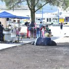Cotocollao. Moradores dicen que el parque central es desordenado con decenas de negocios informales, indigentes y venta de droga.
