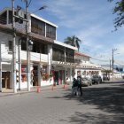 Comercio. En el último año, la plaza central de Puembo se ha llenado de cafés y restaurantes, entre ellos locales de cadenas capitalinas.