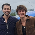 El ministro de Turismo, Niels Olsen, junto a Shawn Mendes.