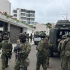 Entre los lujos hallados en su domicilio, están zapatillas Versace, autos de alta gama y más de un millón de dólares en efectivo.