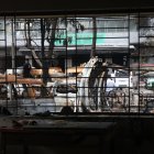 La imagen recoge un sector donde aparecen vehículos quemados dentro de un edificio gubernamental después de las protestas en Daca, Bangladesh, el 22 de julio de 2024.