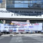 Habitantes de las comunidades afectadas realizaron un plantón en el Ministerio de Ambiente.