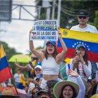 Simpatizantes participan en una caravana de la líder antichavista María Corina Machado para promover el voto hacia el candidato presidencial de la principal alianza opositora de Venezuela, Edmundo González Urrutia.