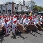 Aparecen los ganadores anteriores y los participantes actuales del concurso de para elegir al hombre más parecido a Ernest Hemingway.