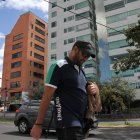 Terrenos vacíos y locales cerrados se multiplican en la concurrida vía. El tránsito fluye, pero hay pocos transeúntes en las aceras. 2. Venta. Departamentos y viviendas aparecen con letreros de ‘se vende’ por toda la Orellana y sus calles aledañas. Algunos propietarios llevan años intentando comercializarlas.