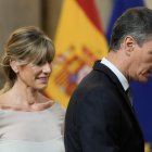 El presidente del Gobierno, Pedro Sánchez (d), junto a su mujer Begoña Gómez (i) a su llegada a la ceremonia el 19 de junio de 2024.