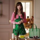 Lilly Collins en la serie "Emily in Paris".