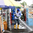 Tras las quejas ciudadanas, en el "Mall del Piso" se hizo una limpieza profunda en las calles.