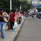 Venezolanos caminan por el Puente Simón Bolívar, el 18 de julio de 2024, en Villa del Rosario (Colombia).
