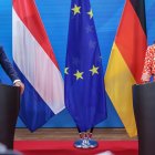 La Ministra de Asuntos Exteriores alemana, Annalena Baerbock (R), y el Ministro de Asuntos Exteriores de los Países Bajos, Caspar Veldkamp asisten a conferencia.