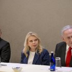El primer ministro israelí, Benjamín Netanyahu, durante su reunión con representantes de familias de los secuestrados por Hamás.