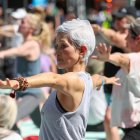 Una mujer participando de una clase de yoga gratuita.