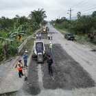 Trabajos. Personal del MTOP realiza las labores en las carreteras.