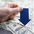 Una recesión económica se caracteriza por un menor consumo y producción, aumento del desempleo y caída en la inversión.