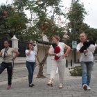 Ensayo. Exalumnas del entonces Colegio Nacional Guayaquil buscan formar el grupo de exbastoneras y exmiembros de la banda de paz.
