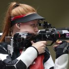 Una de las integrantes del equipo de tiro deportivo en una competencia previa.