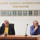 El presidente del COE, Jorge Delgado (i), en una de las sesiones de consejo.