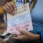 La líder opositora venezolana María Corina Machado sostiene un cartel en un acto de campaña en apoyo al candidato a la presidencia de Venezuela, Edmundo González, el 17 de julio del 2024, en Guanare (Venezuela).
