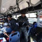 Efecticos de la Policía Nacional subieron a los buses que circulan por la vía y revisaron a los pasajeros.