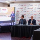 Anuncio. Alfredo Escobar, Jorge Delgado y Andrés Guschmer, en la mesa directiva durante la rueda de prensa efectuada en el auditorio del COE en Guayaquil.