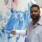 El artista colombiano Oscar Murillo invita a niños y adultos a empuñar los pinceles
