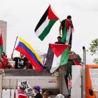 Personas se manifiestan contra la visita del primer ministro israelí, Benjamín Netanyahu, a l Congreso de Estados Unidos en Washington.