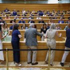 Senadoras y senadores introducen su papeleta durante la votación para la elección de vocales del CGPJ, este miércoles durante su intervención en el pleno del Senado en Madrid.