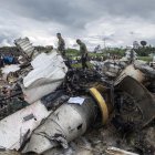 Katmandú. Personal técnico recorre el sitio donde cayó la aeronave.