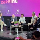 El presidente de LigaPro, Miguel Ángel Loor (segundo desde la izquierda) setuvo presente junto a los representantes de Zapping, Telconet y Xtrim.