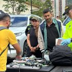 Edgar de Jesús Orrego Arango (2-d), alias "Firu", y a alias "Érika Castro" (c), dos de los tres disidentes de las FARC detenidos este 23 de julio de 2024, en Medellín (Colombia).