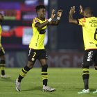 AMDEP4013. BRAGANCA PAULISTA (BRASIL), 24/07/2024.- Adonis Preciado (i) de Barcelona celebra su gol este miércoles, en un partido por la clasificación a los octavos de final de la Copa Sudamericana entre RB Bragantino y Barcelona SC en el estadio Nabi Abi Chedid en Braganca Paulista (Brasil). EFE/ Isaac Fontana