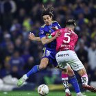 Edinson Cavani (i) de Boca disputa un balón con Richard Schunke de Independiente este miércoles, a un partido por la clasificación a los octavos de final de la Copa Sudamericana entre Boca Juniors e Independiente del Valle (IDV)