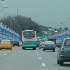 El puente de la Unidad Nacional amaneció abarrotado con publicidad con el rostro del presidente Daniel Noboa.