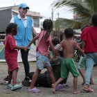 Una funcionaria de Aldeas Infantiles pinta la mano de una niña el 8 de julio de 2024 en Turbo.