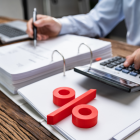 El IVA (Impuesto al Valor Agregado) es un impuesto indirecto que grava el consumo de bienes y servicios.