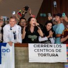 La líder opositora María Corina Machado (c) habla en un acto de campaña del candidato a la presidencia de Venezuela, Edmundo González Urrutia (c-i).