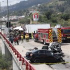 Pedazos de los vehículos afectados quedaron sobre el puente, tras el choque múltiple en la Ruta Viva.