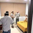 Uno de los exfuncionatios investigados por posible concusión es informado por la Policía sobre el allanamiento de este 25 de julio de 2024.