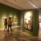 Interesados en el arte visitan la exposición que estará disponible hasta febrero.