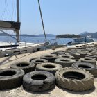 Decenas de neumáticos, botellas, tubos y otros residuos plásticos que recuperó la ONG Aegean Rebreath del fondo marino del puerto de Perigiali, situado en la isla griega de Lefkada.