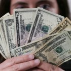 Una persona muestra dolares en una casa de cambio, el 1 de febrero de 2024, en Ciudad Juárez, en el estado de Chihuahua (México).