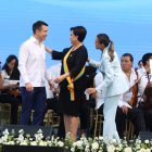 Daniel Noboa entregando condecoración a Gabriela Sommerfeld.