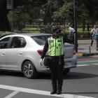 Los agentes de tránsito realizan el control a los autos que circulan por Quito