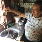 Situación. El líquido completamente negro llegó a las casa por las nuevas tuberías instaladas en la zona.