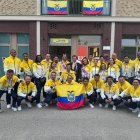 La delegación nacional que desfilará en la inauguración de los Juegos Olímpicos, saliendode la Villa Olímpica.