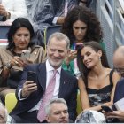 os reyes Felipe VI y Letizia sonríen antes del inicio de la ceremonia de inauguración de los Juegos Olímpicos de París 2024, este viernes en la capital francesa.