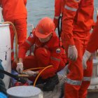 La Guardia Costera de Filipinas revisa las muestras de petróleo recogidas en el agua de mar en la provincia de Bataan, Filipinas