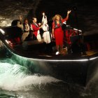 La antorcha olímpica baja por el Sena en un barco con (de izquierda a derecha) Carl Lewis, Rafael Nadal, Nadia Comaneci y Serena Williams durante la ceremonia de apertura de los Juegos Olímpicos de París 2024, en París, Francia, el 26 de julio de 2024.