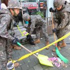 Soldados retiran los contenidos de un globo norcoreano que transportaba basura, el cual cayó en Incheon, al oeste de Seúl.